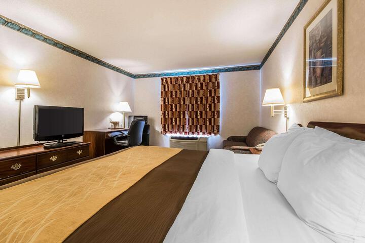 1 King Bed (2 of 6)