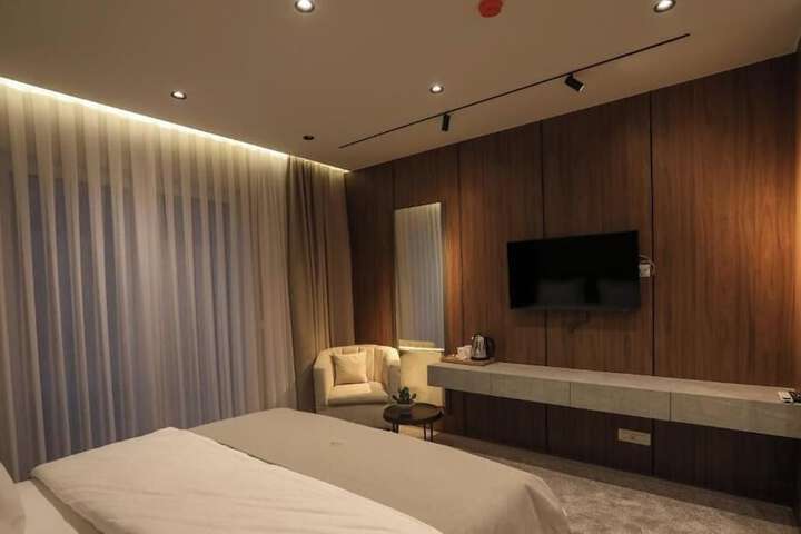 Room 8 of 16