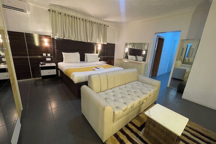 Room 11 of 41