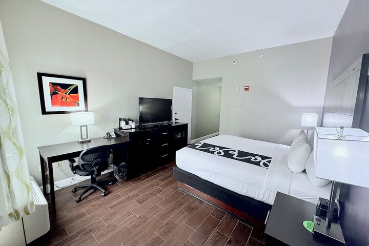 1 King Bed (12 of 21)