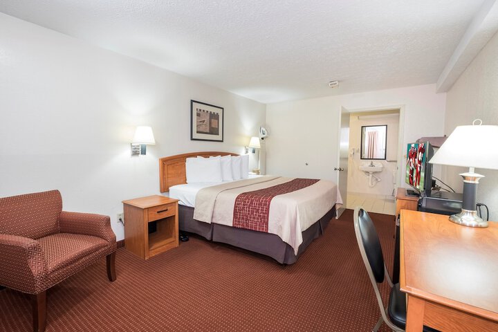 Deluxe King Bed (1 of 13)