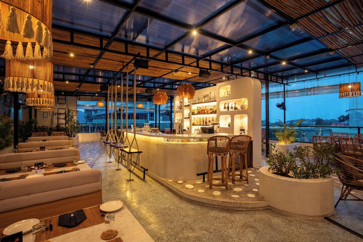 Lounge 41 of 56