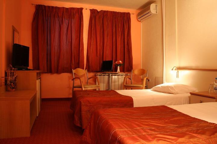 Room 14 of 38