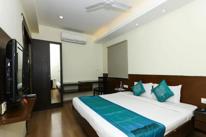Room 6 of 14