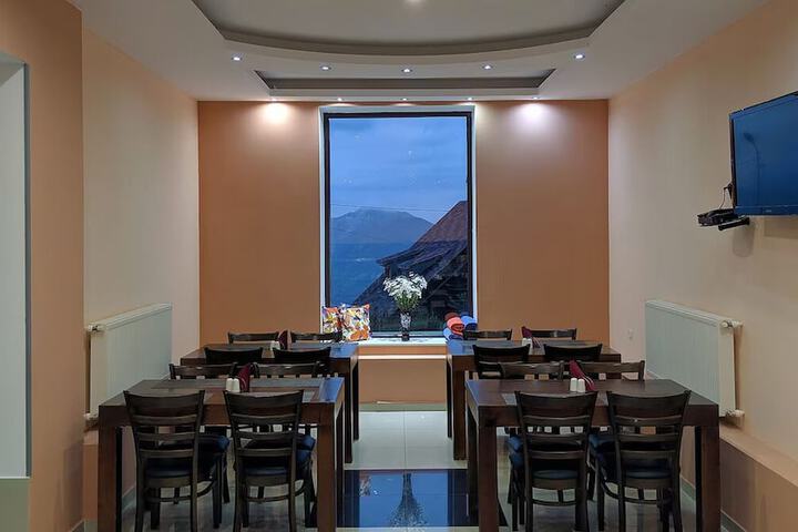 Dining 4 of 14