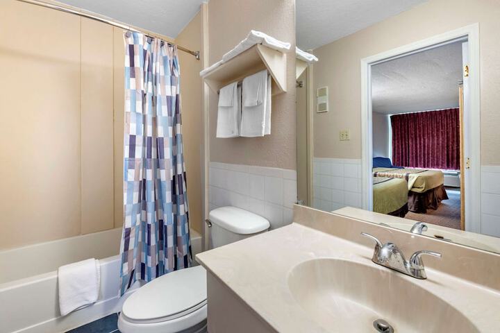 Standard Room, King or Two Doubles (6 of 16)