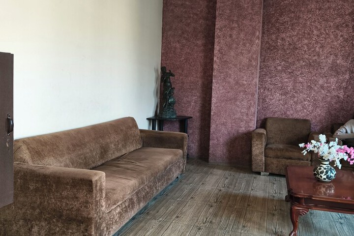 Room 5 of 9