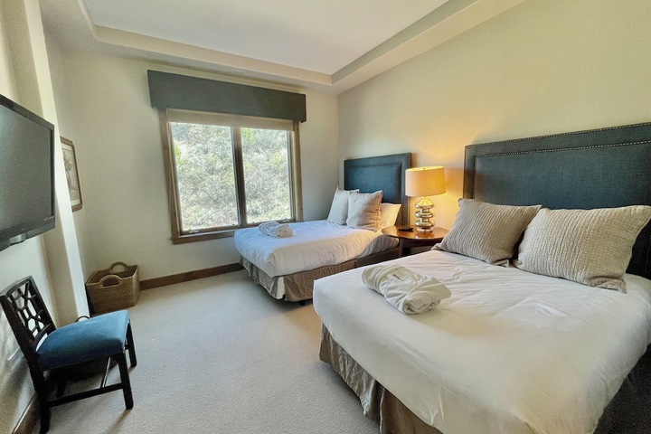 Room 34 of 493