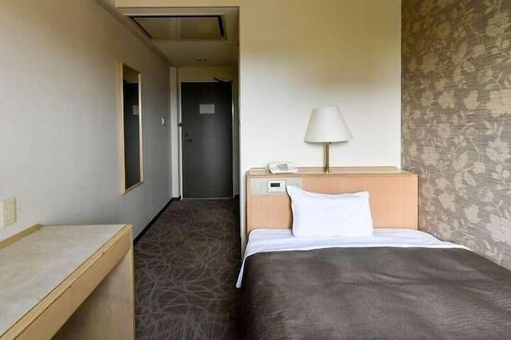 Room 8 of 33