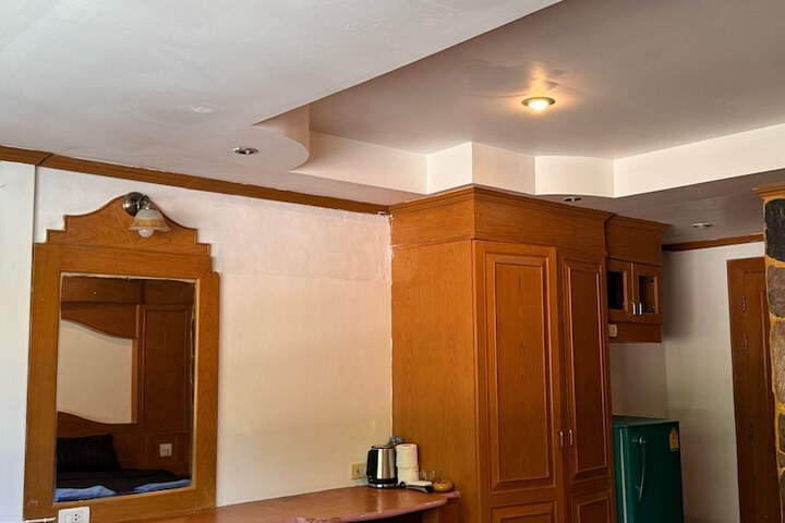 Room 5 of 16
