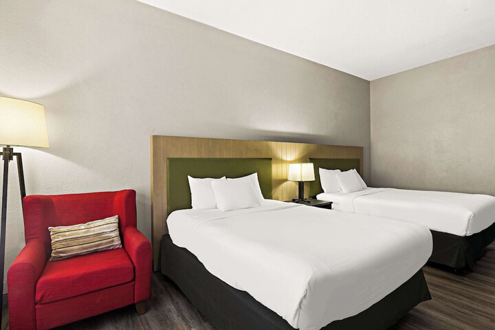 2 Queen Beds (5 of 10)