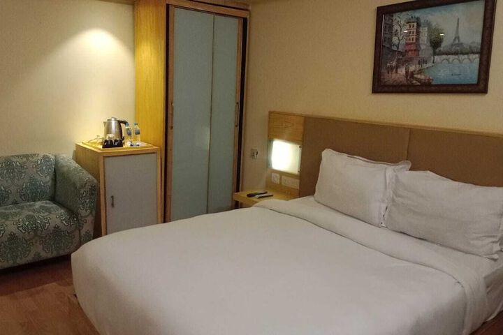 Room 5 of 32