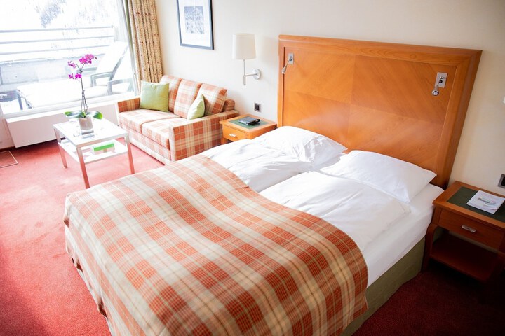 Room 10 of 93