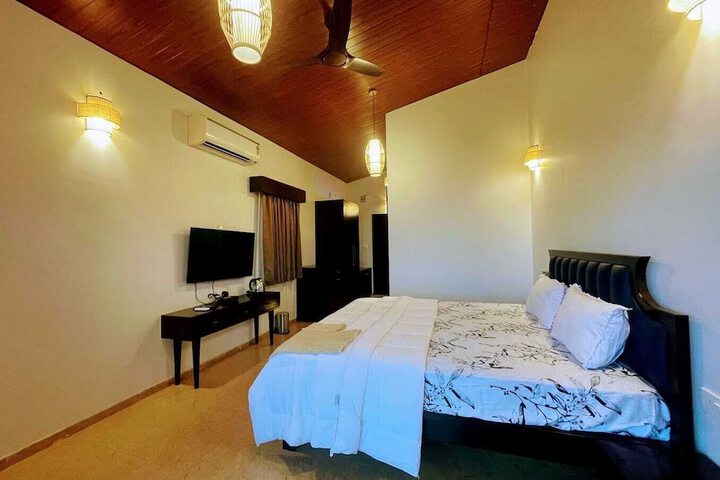 Room 2 of 10