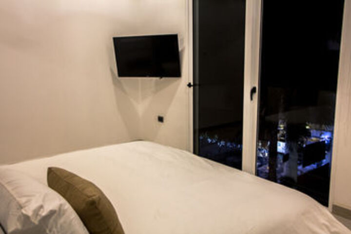 Room 11 of 32