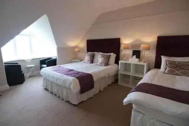 Room 3 of 10