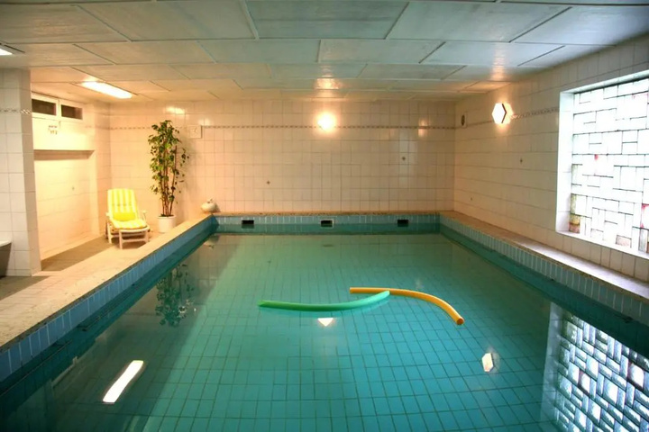 Pool 9 of 15