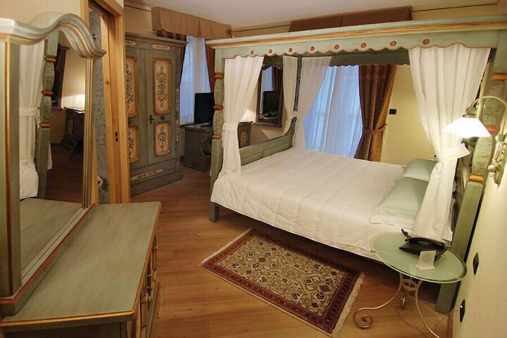 Room 10 of 30