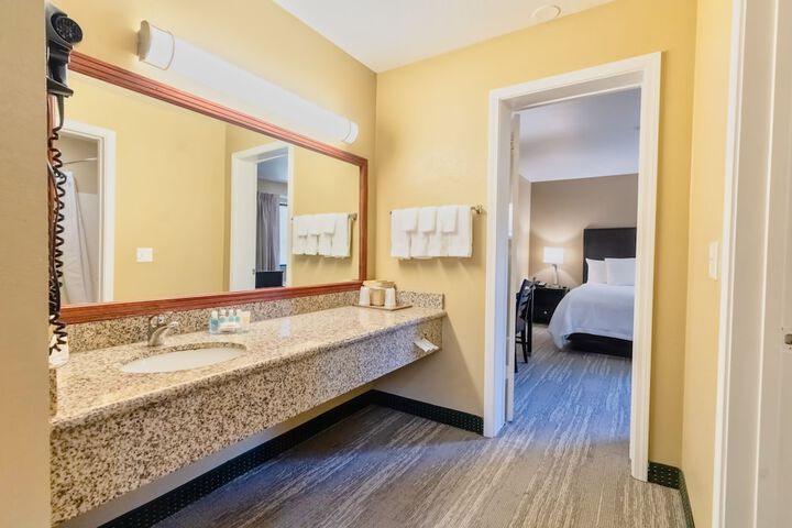 Standard Quadruple Room 2 Queen Beds (9 of 27)