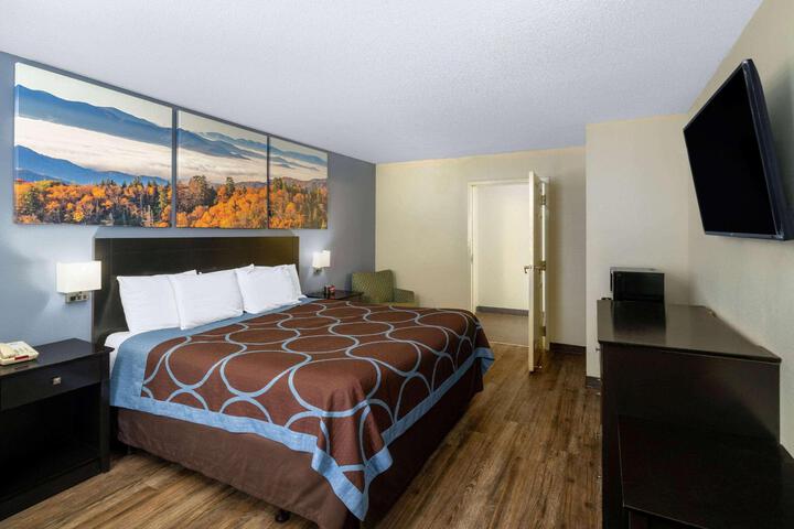 1 King Bed (2 of 24)