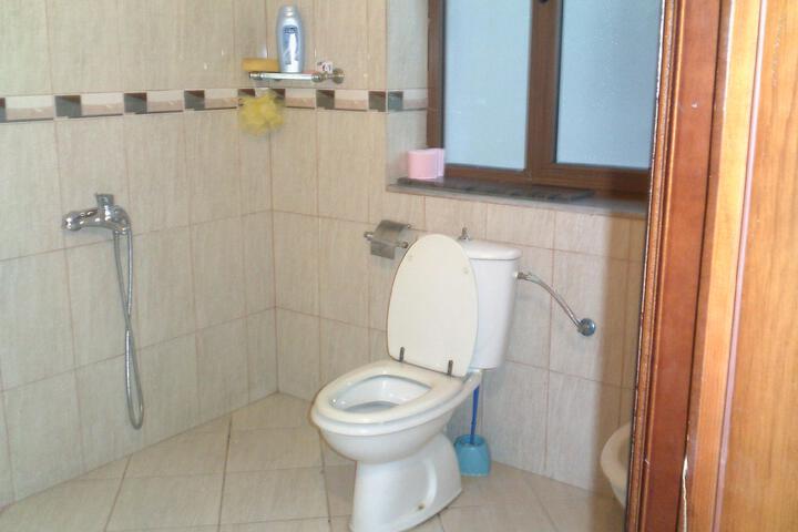 Room 1 of 7