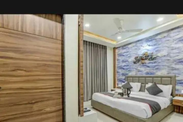SUPER OYO HOTEL RAAS NEAR M2K CINEMAS RO