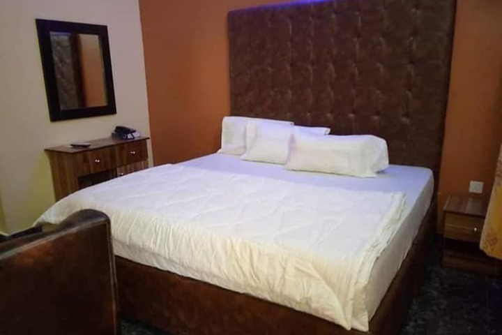 Room 7 of 16