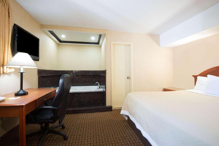 Deluxe King Bed (5 of 8)
