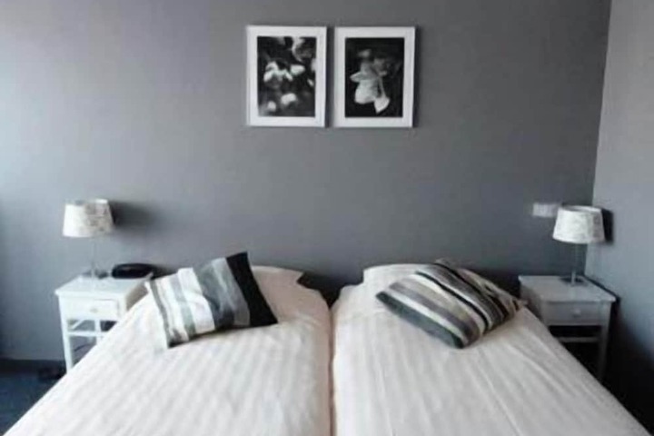 Room 4 of 49