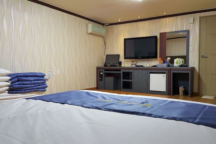Room 7 of 24