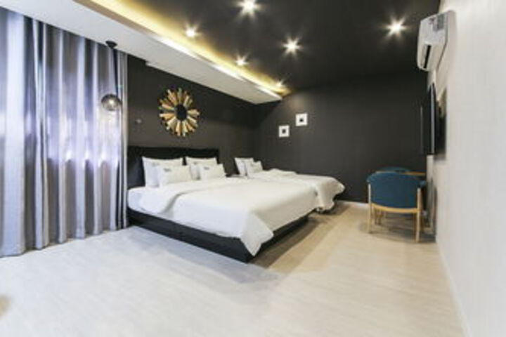 Room 16 of 28
