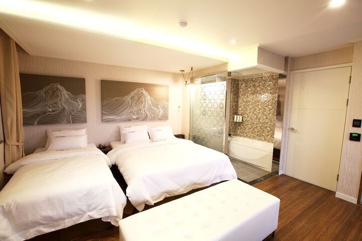 Room 11 of 22