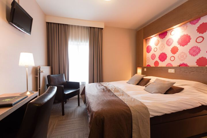 Room 9 of 34