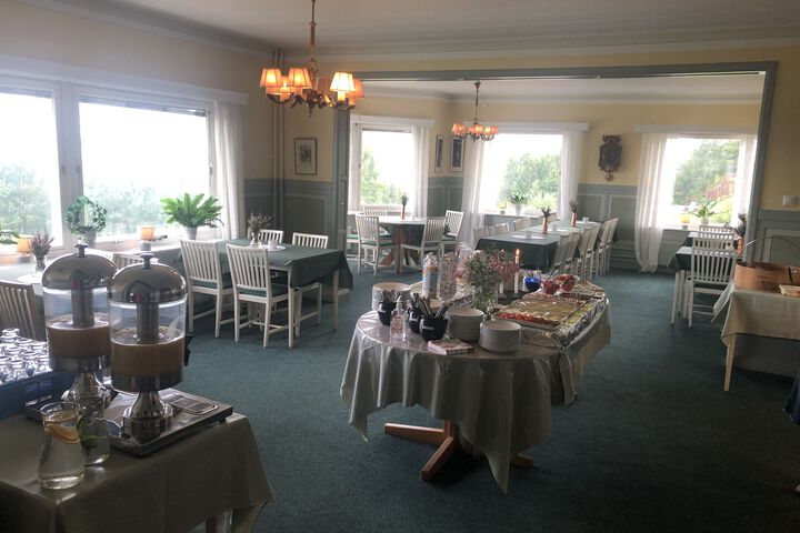Dining 8 of 12