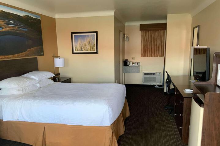 1 Queen Bed (1 of 14)