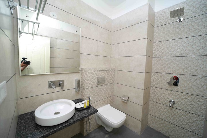 Room 52 of 76