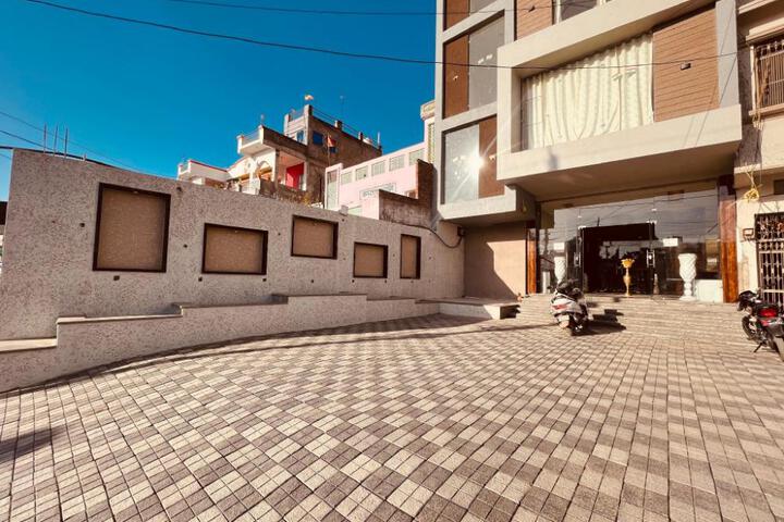 HOTEL LUXURY INN