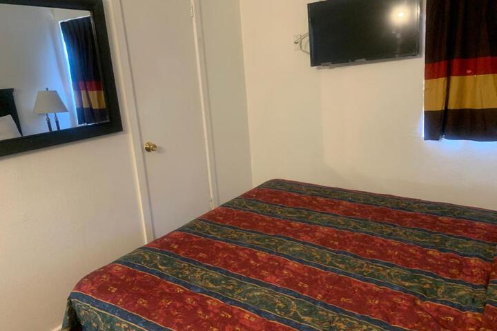 Deluxe Room 1 Queen Bed (3 of 6)