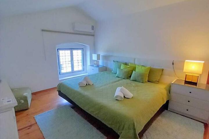Room 4 of 48