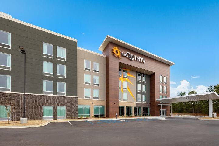 La Quinta Inn &  Suites by Wyndham Athens I-65 in Athens, AL