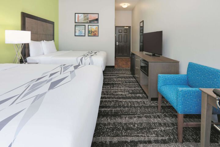 2 Queen Beds Mobility Hearing Accessible Room Roll in Shower (7 of 11)