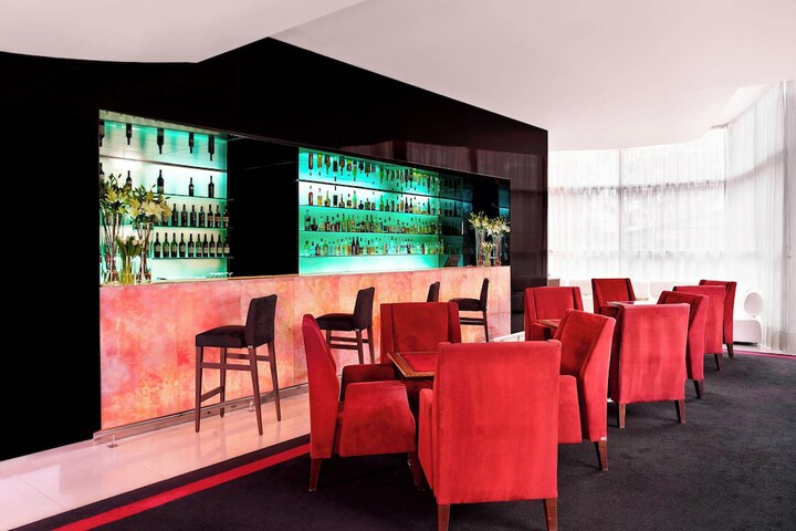 Lounge 54 of 69
