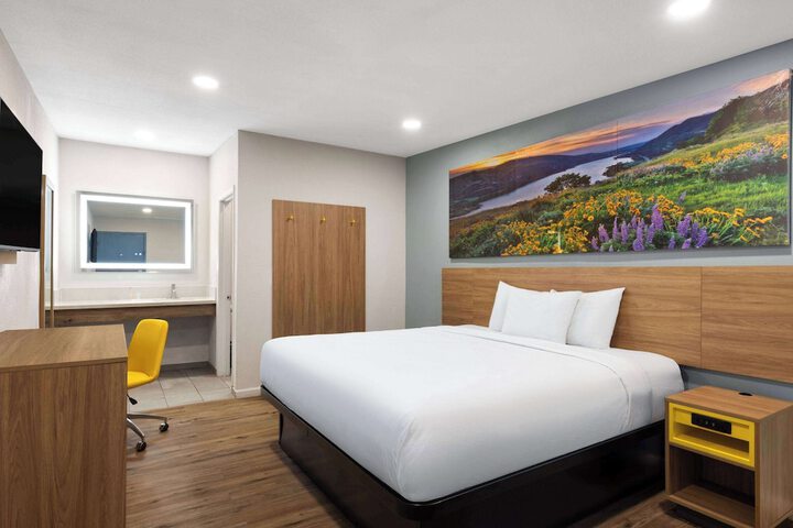 1 King Bed (4 of 7)