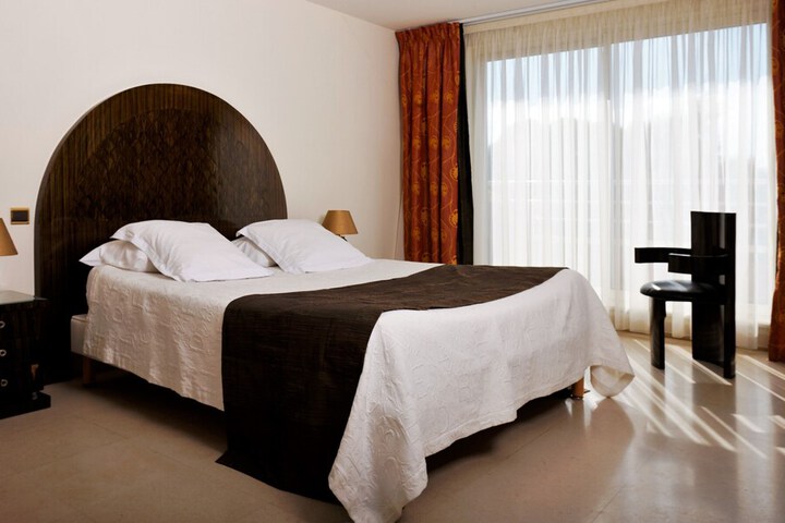 Room 3 of 32