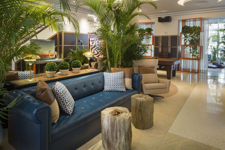 Lobby lounge