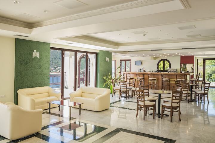 Entrance & Lobby