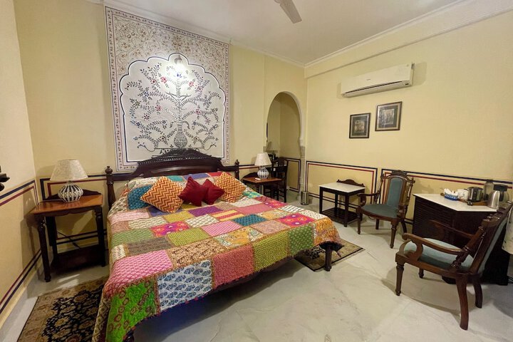 Room 4 of 73
