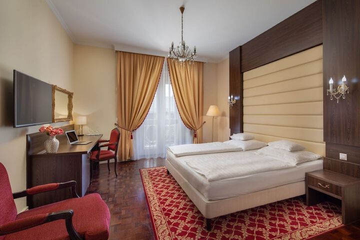 Room 6 of 33