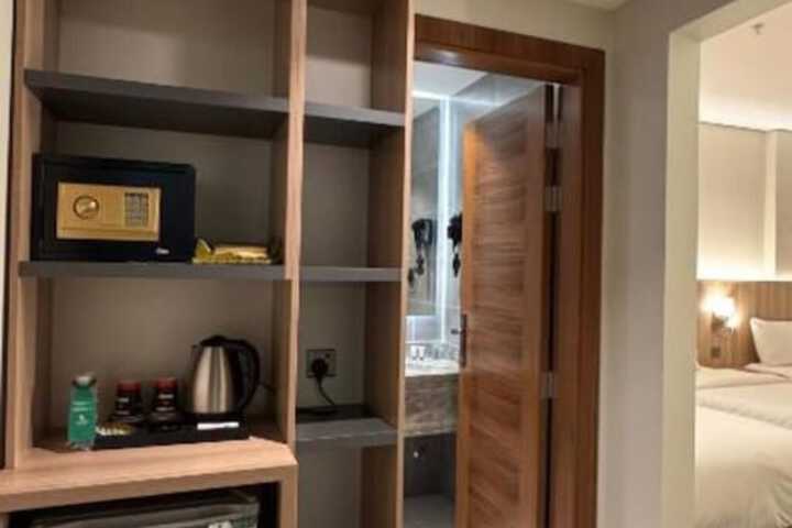 Room 4 of 6