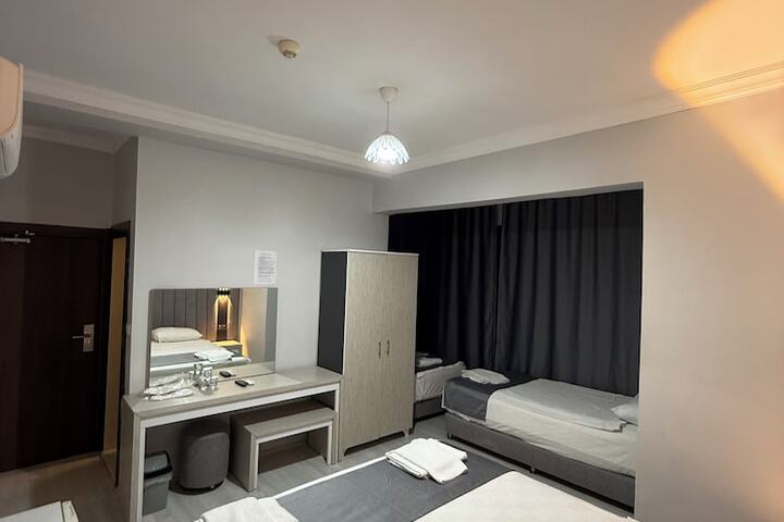 Room 4 of 16